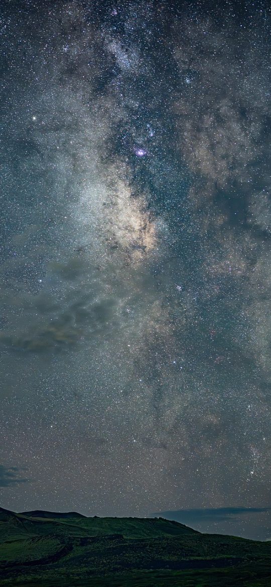看漫星空 App 书架界面，八部在追作品以网格排列，其中三部右上角带红色更新角标，顶部有更新汇总条