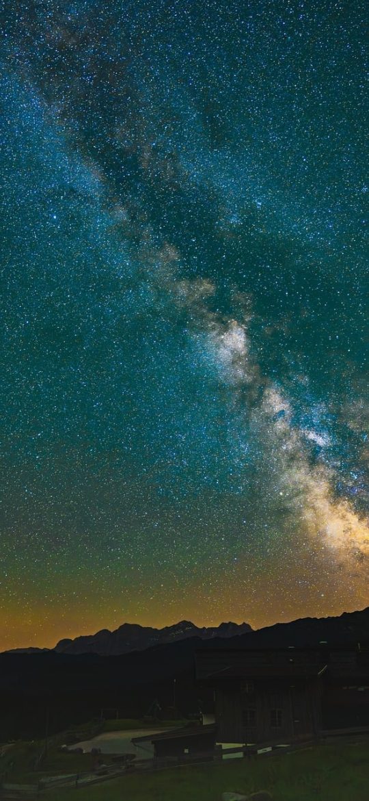看漫星空 App 作品详情页，封面、作者、题材标签与总话数排列清晰，下方是带日期的章节列表