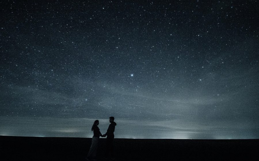 看漫星空 App 操作演示视频封面示意，画面为手机界面录屏画面与讲解标题排版，配色延续橄榄绿与陶土橙